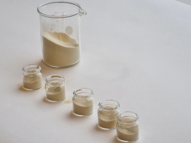 Det er produsert høykvalitets protein av torskehoder, i industriell skala, som har nøytral lukt og smak, er lett vannløselig og inneholder over 90 % protein og under 0,5 % fett.